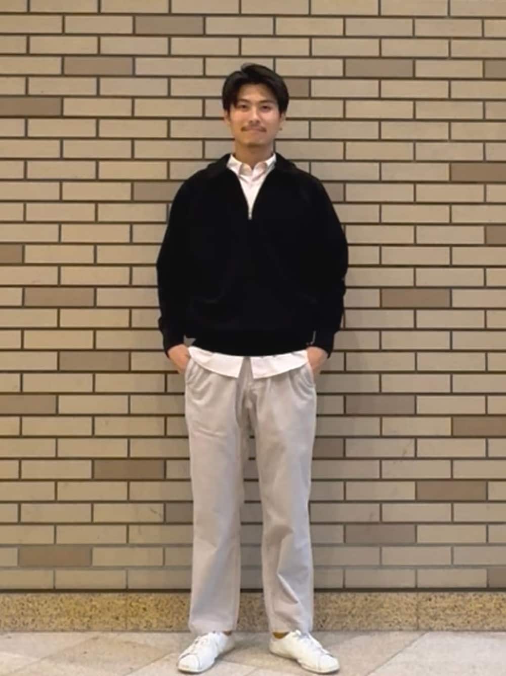 グレー系のその他パンツ、ピンク系のシャツ/ブラウスを着用したメンズの秋コーディネートの1枚目の写真