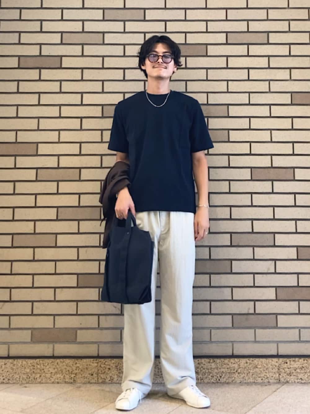 ベージュ系のその他パンツ、ブルー系のTシャツ/カットソー、ブルー系のトートバッグを着用したメンズの夏コーディネートの1枚目の写真