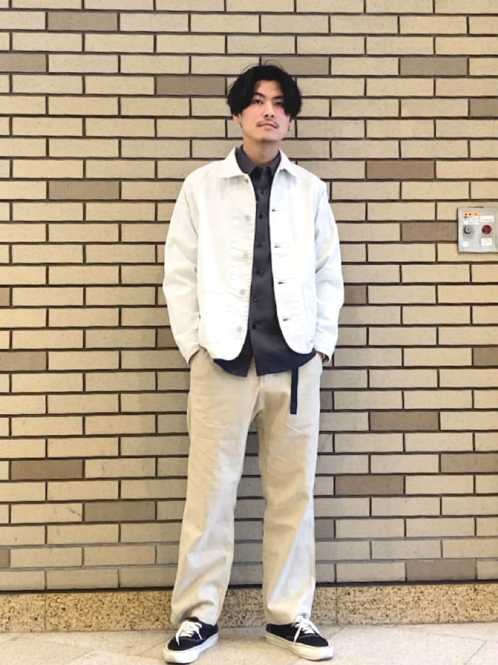 ブラック系のスニーカー、ベージュ系のデニムジャケット、グレー系のシャツ/ブラウスを着用したメンズの春コーディネートの1枚目の写真
