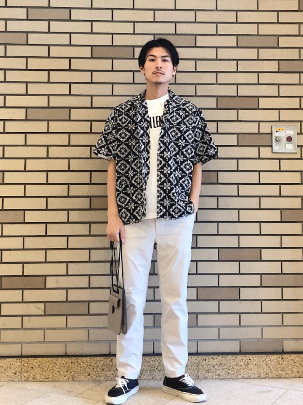 グレー系のショルダーバッグ、ブラック系のスニーカー、ベージュ系のその他パンツを着用したメンズの夏コーディネートの1枚目の写真