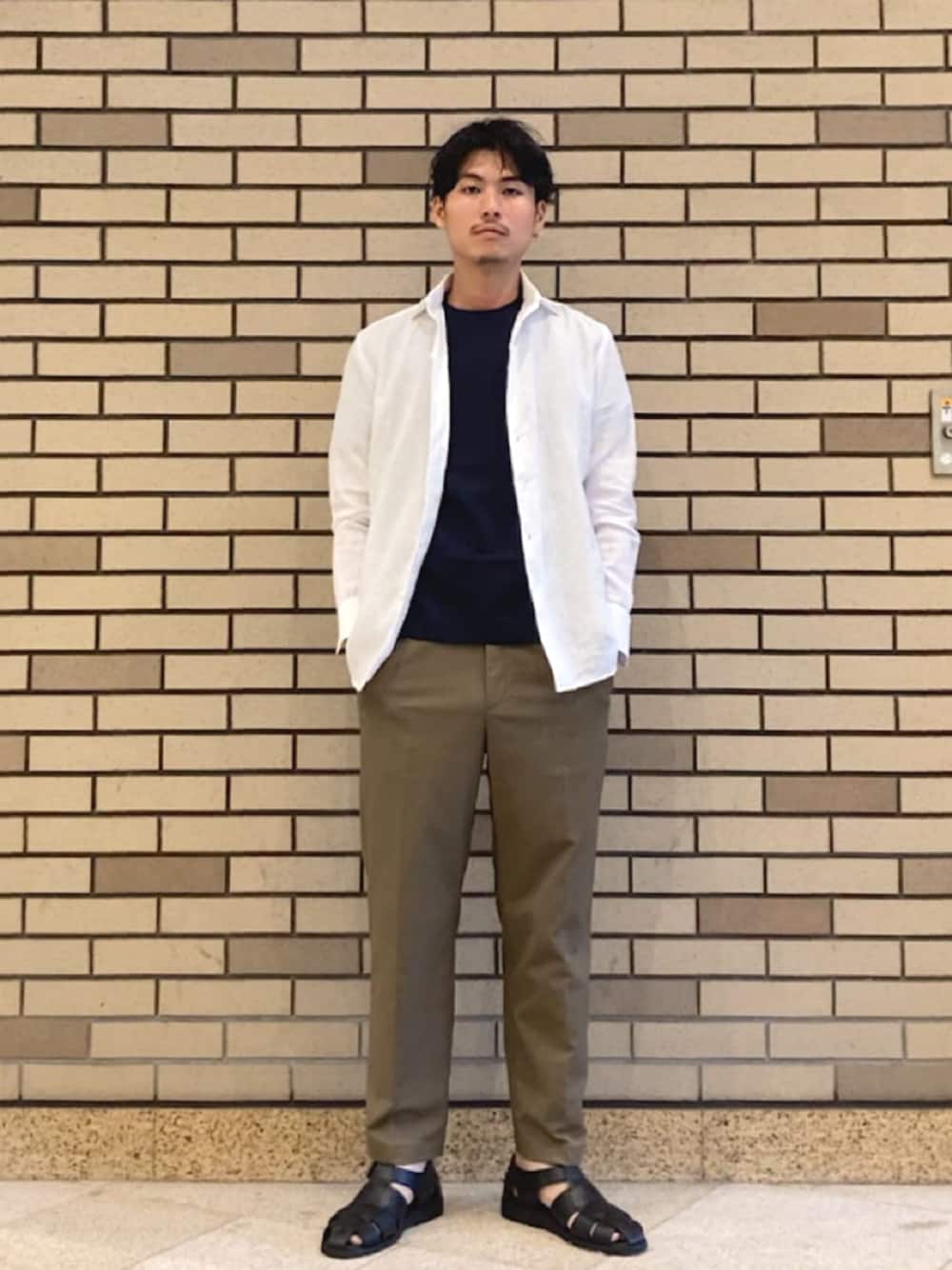 イエロー系のその他パンツ、ホワイト系のシャツ/ブラウスを着用したメンズの夏コーディネートの1枚目の写真