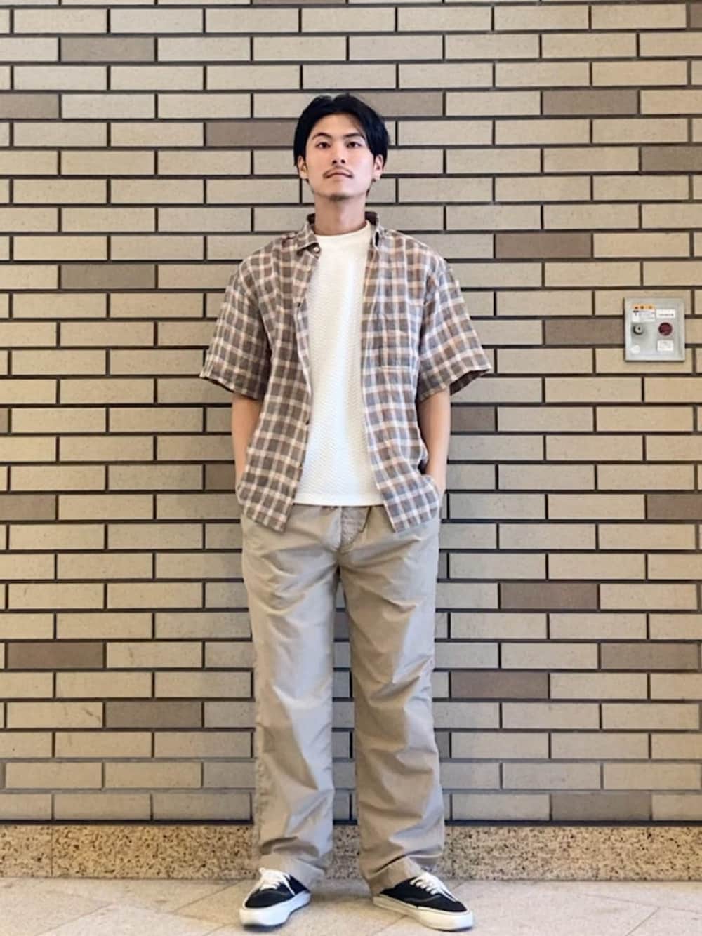 ブラック系のスニーカー、ベージュ系のその他パンツ、グリーン系のシャツ/ブラウスを着用したメンズの夏コーディネートの1枚目の写真