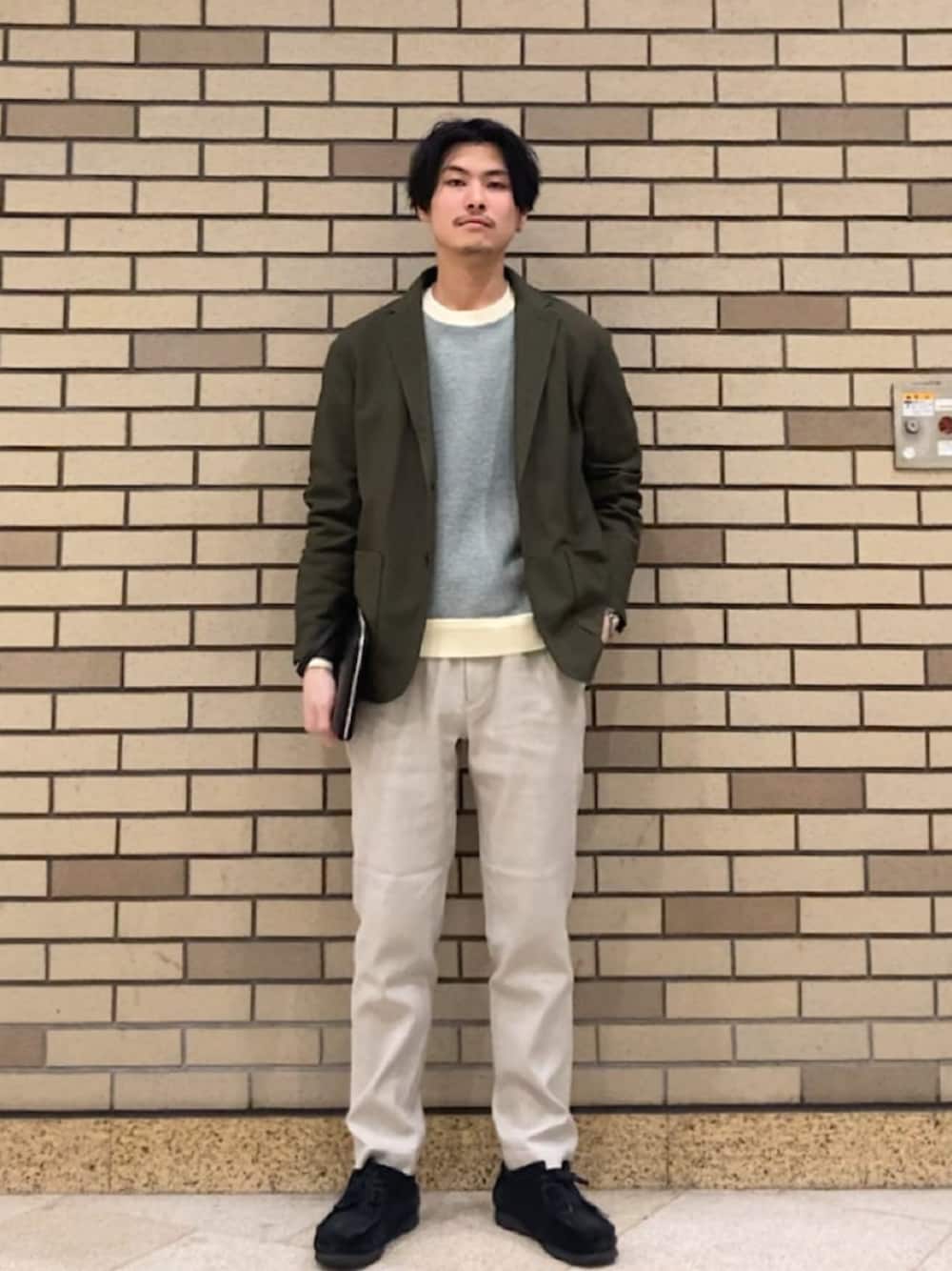 ブラック系のモカシン/デッキシューズ、グリーン系のテーラードジャケット、グリーン系のニット/セーターを着用したメンズの春コーディネートの1枚目の写真