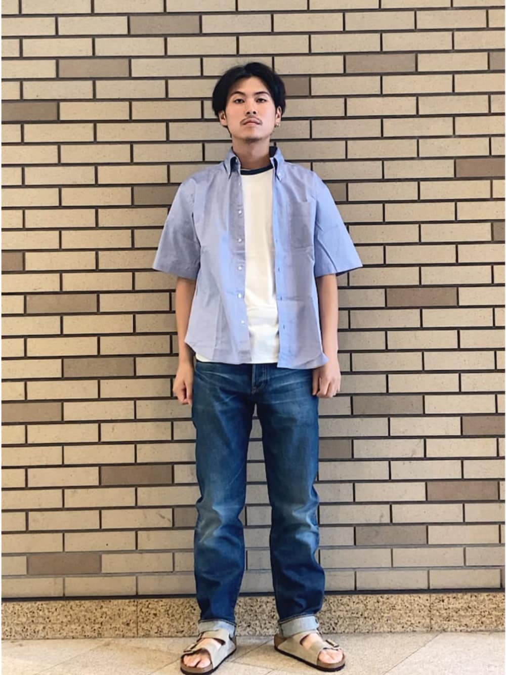 ブルー系のシャツ/ブラウス、ベージュ系のサンダルを着用したメンズの夏コーディネートの1枚目の写真