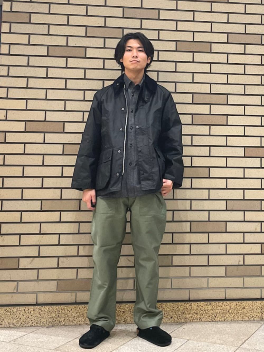 グレー系のシャツ/ブラウス、グリーン系のデニムパンツを着用したメンズの秋コーディネートの1枚目の写真