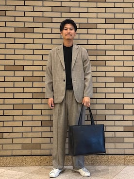 「SHIPS（シップス）のSHIPS: スマート レザー トートバッグ（トートバッグ、ブラック系）」を使った、木村さん（メンズ・178cm）の秋コーディネート