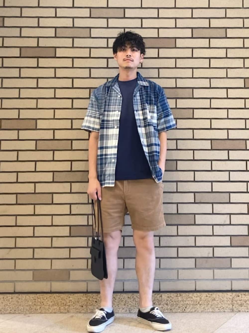 ブラック系のスニーカー、ブルー系のショルダーバッグ、ブルー系のTシャツ/カットソーを着用したメンズの夏コーディネートの1枚目の写真