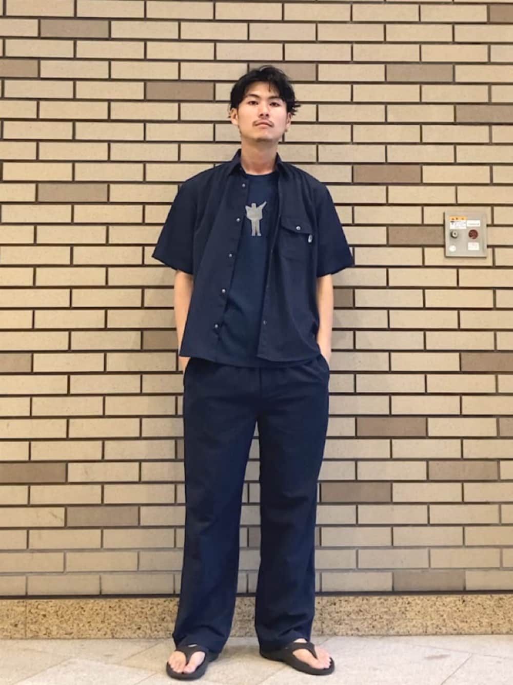 ブルー系のその他パンツ、ブルー系のシャツ/ブラウス、ブルー系のTシャツ/カットソーを着用したメンズの夏コーディネートの1枚目の写真
