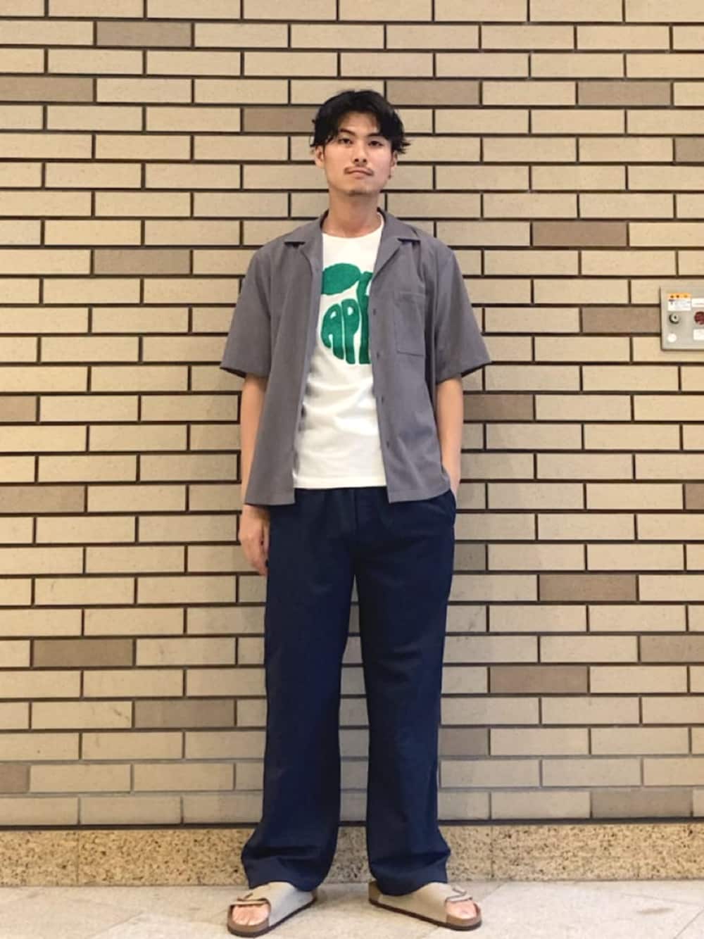 グレー系のシャツ/ブラウス、ホワイト系のTシャツ/カットソー、ブルー系のその他パンツを着用したメンズの夏コーディネートの1枚目の写真