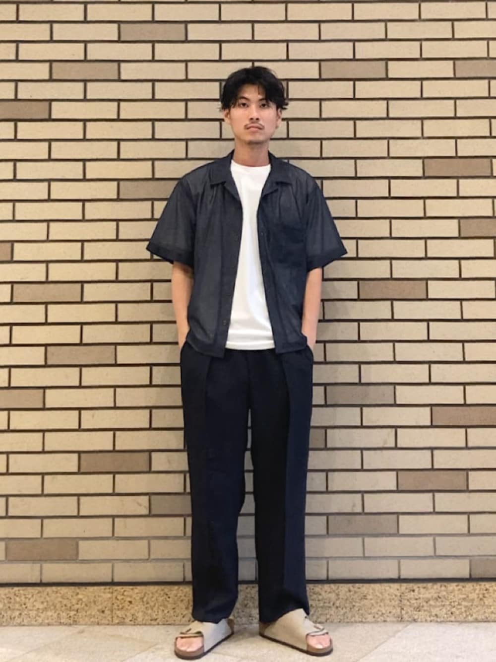 ブルー系のその他パンツ、ブルー系のシャツ/ブラウス、ホワイト系のTシャツ/カットソーを着用したメンズの夏コーディネートの1枚目の写真