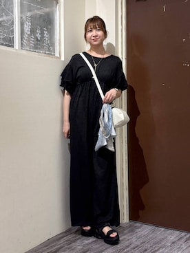 「mysty woman（ミスティウーマン）の【WEB限定/S,M展開】フリルスリーブイージーサロペ 1042840（サロペット/オーバーオール、ブラック系）」を使った、さかべちゃんさん（レディース・167cm）の夏コーディネート
