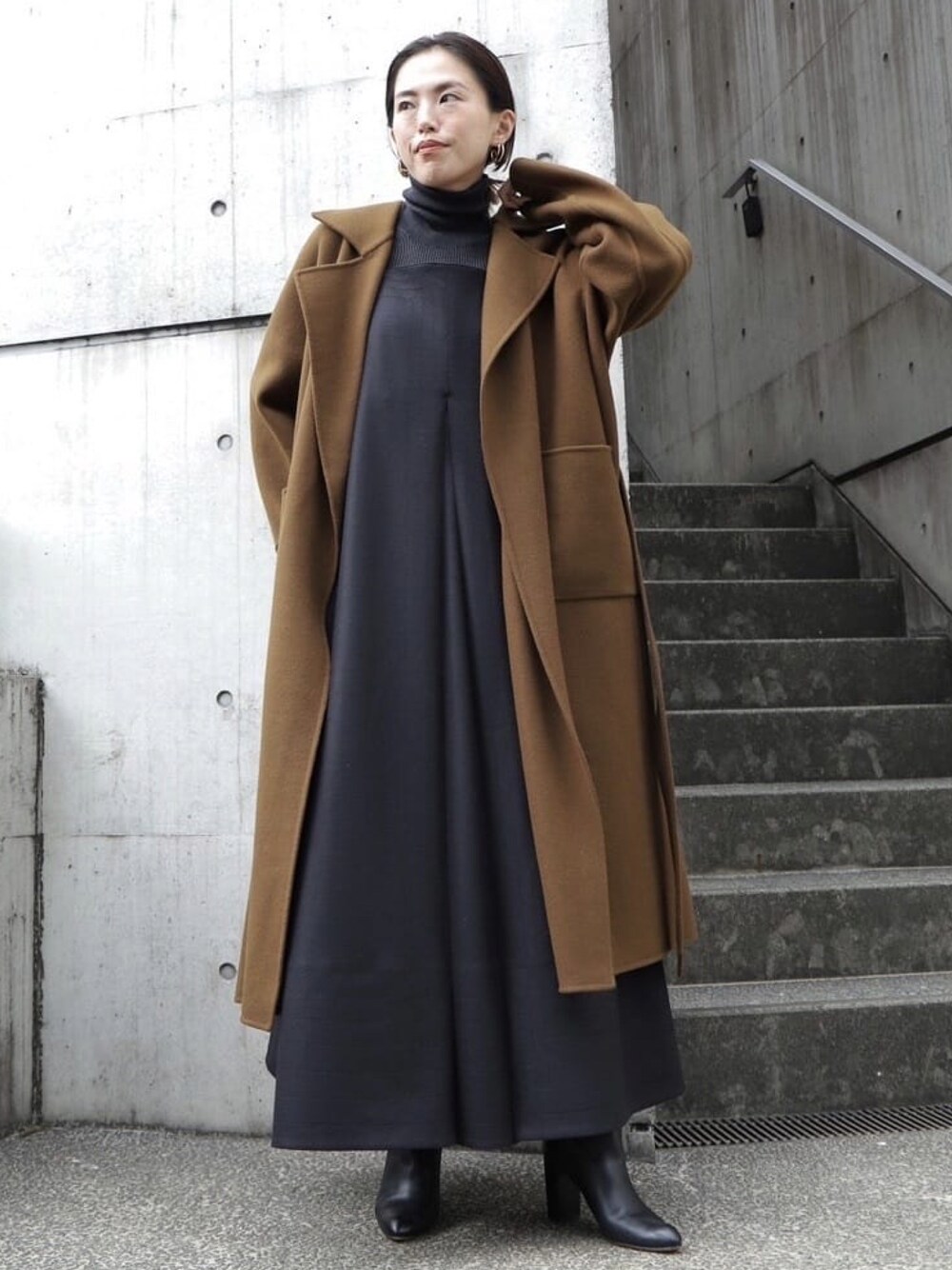 「カオス、秋のコーデ、大人コーデ、着回しコーデ、レイヤードスタイル、お出かけコーデ、高身長女子、シック、コート、ブーツスタイル、秋服、タートルネック、通勤コーデ、ワンピース、ロングコート」｜「Chaosのスーペリアガロン ロングダブルコート（チェスターコート、ブラウン系）」を使った、chaos_asaさん（レディース・162cm）の秋コーディネートの1枚目の写真