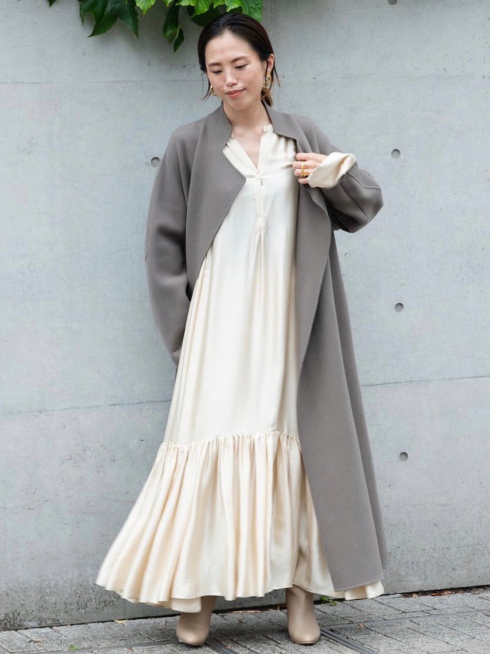 「コート、ワンピース、ブーツ、ワントーンコーデ、ベージュ、ロングブーツ、大人カジュアル、ノーカラーコート、リラックススタイル、コートスタイル、シンプルコーデ、ワンピーススタイル、カオス、高身長女子、秋冬コーデ」｜「Chaosのアールスーペリアノーカラーコート（チェスターコート、ブラウン系）」を使った、chaos_asaさん（レディース・162cm）の秋コーディネートの1枚目の写真