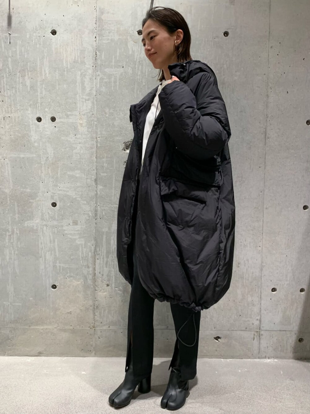 「カオス、高身長女子、ダウン、別注、レミレリーフ、きれいめカジュアル、冬コーデ、軽量アウター、スリットパンツ、休日スタイル、大人コーデ、シック、モード」｜「Chaosのヴィスストレートパンツ（スラックス、ブラック系）」を使った、chaos_asaさん（レディース・162cm）の秋コーディネートの1枚目の写真