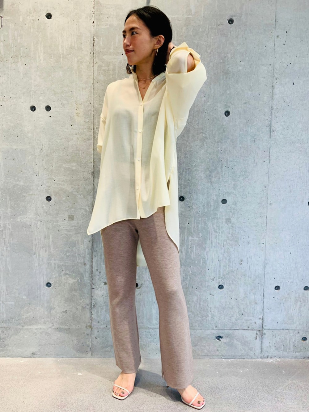 「ブラウス、シンプル、ワントーンコーデ、大人カジュアル、ニットパンツ、リラックススタイル、シャツスタイル、シアーシャツ、パンツコーデ、秋コーデ、カオス、高身長女子、ボリューム袖、スリットパンツ」｜「Chaosのフローラビエラシャツ（シャツ/ブラウス、イエロー系）」を使った、chaos_asaさん（レディース・162cm）の秋コーディネートの1枚目の写真