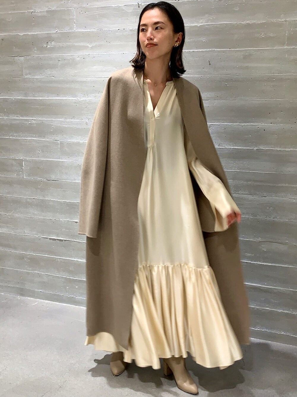 「カオス、大人女子、冬コーデ、大人ガーリー、ワンピース、きれいめカジュアル、シルク、ロングコート、ワントーンコーデ、冬、ロングワンピース、キレイめ」｜「Chaosのシルクオードリーワンピース（ドレス、ホワイト系）」を使った、chaos_asaさん（レディース・162cm）の秋コーディネートの1枚目の写真