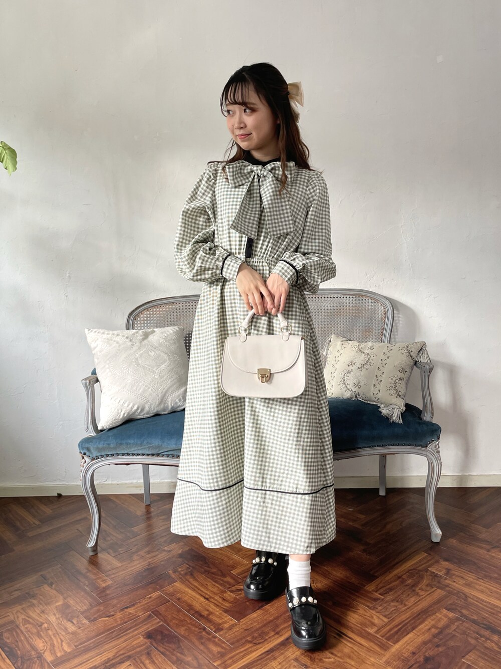 「ワンピース、ワンピーススタイル、チェックワンピース、ロングワンピース、クレリックワンピース、ボウタイワンピース、ボウタイ、クレリック、ローファー、ローファー×靴下、春コーデ、オリーブ デ オリーブ(OLIVE des OLIVE)、低身長コーデ、156cm、骨格ウェーブ」｜「OLIVE des OLIVEのレトロサドルショルダー（ショルダーバッグ、ホワイト系）」を使った、moekaさん（レディース・156cm）の冬コーディネートの1枚目の写真