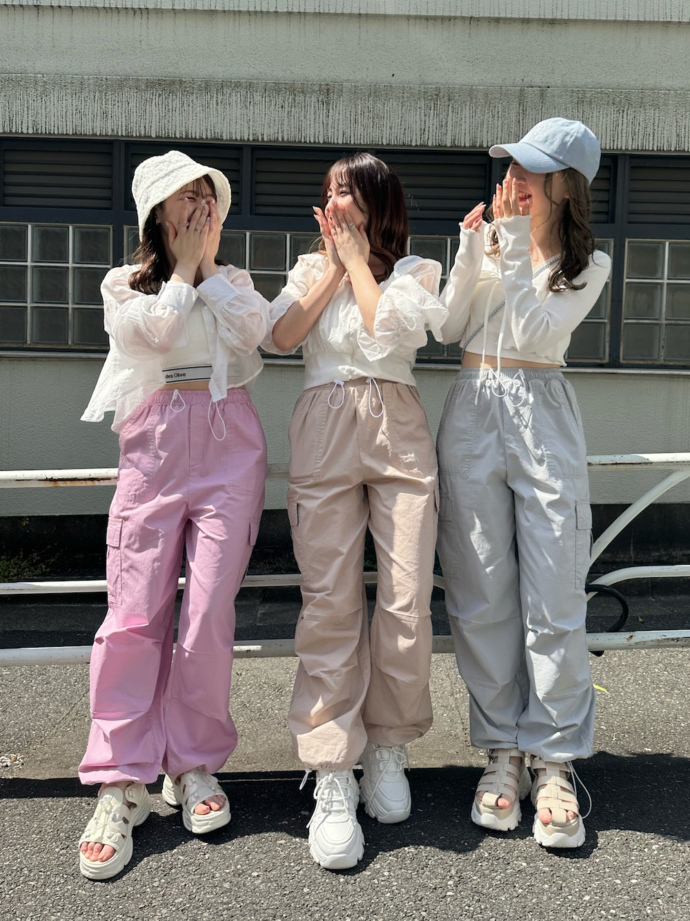 「オトナカジュアル、カジュアルコーデ、カーゴパンツ、カーゴパンツコーデ、ボレロ、ブラウス、シャツスタイル、スポサン、グルカサンダル、スニーカー、おそろいコーデ、オリーブ デ オリーブ(OLIVE des OLIVE)、標準身長、156cm、骨格ウェーブ」｜「OLIVE des OLIVEのクリアパーツスポーツサンダル（サンダル、ホワイト系）」を使った、moekaさん（レディース・156cm）の春コーディネートの1枚目の写真