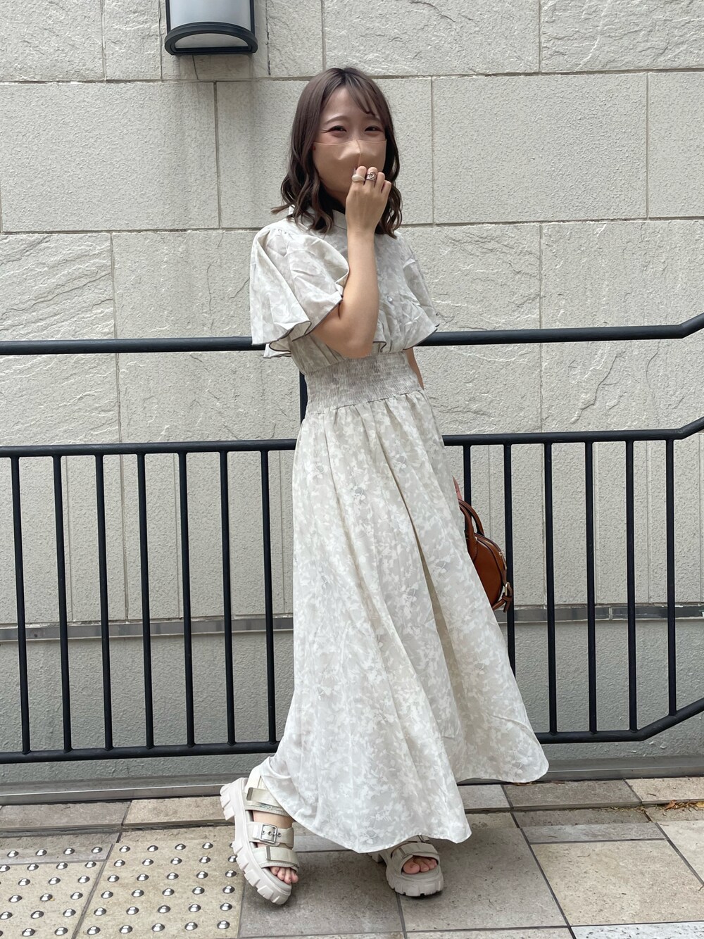 「ワンピース、ワンピースコーデ、ロングワンピース、ラッフルフリル、ラッフルスリーブ、シャーリング、シャーリングワンピース、夏コーデ、夏ワンピース、サンダルコーデ、プチプラ、オリーブ デ オリーブ(OLIVE des OLIVE)、標準身長、156cm、骨格ウェーブ」｜「OLIVE des OLIVEのケープスリーブプチハイワンピース（ワンピース、ベージュ系）」を使った、moekaさん（レディース・156cm）の夏コーディネートの1枚目の写真