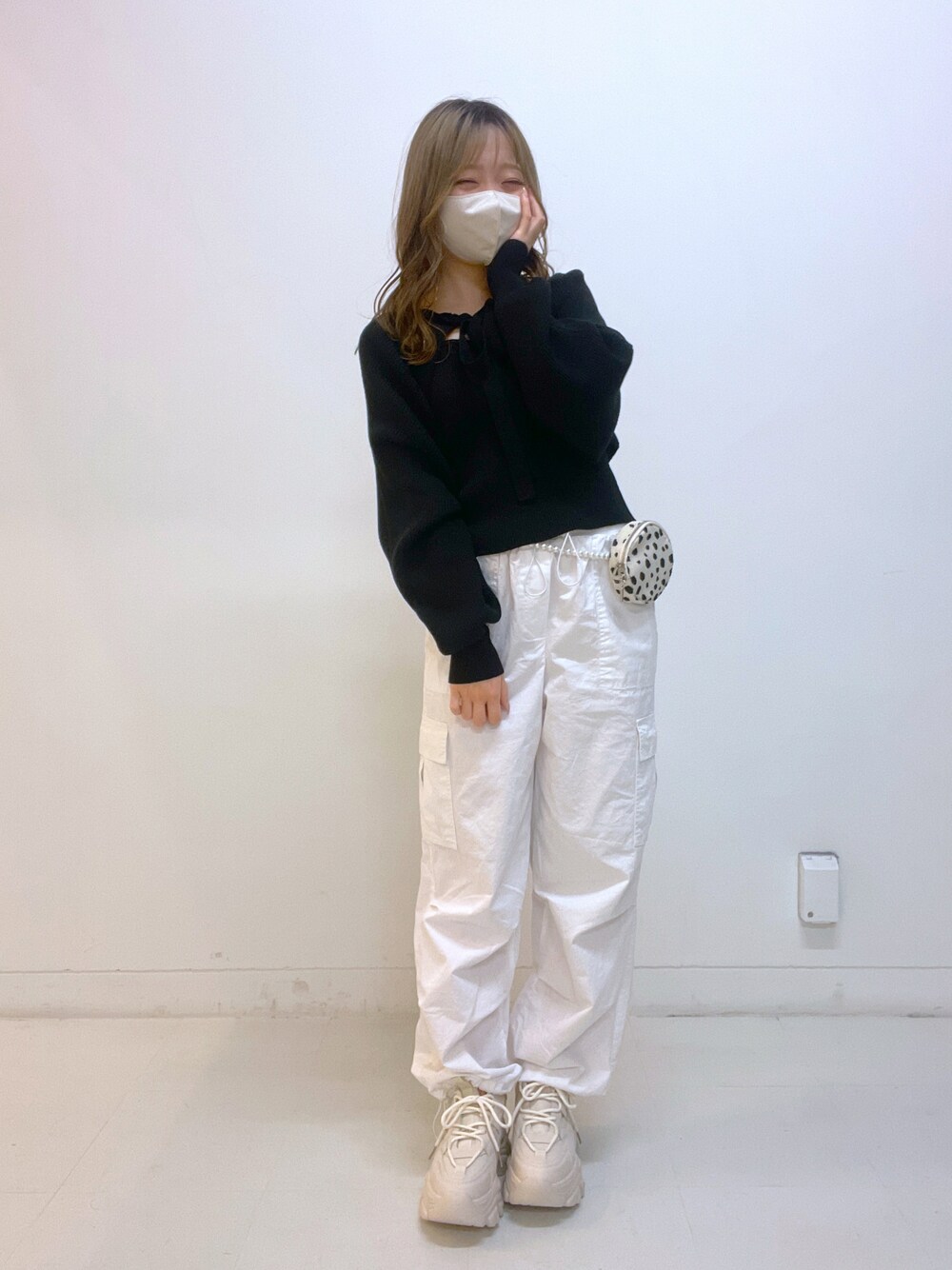「春服デビュー宣言、春服、春コーデ、ボレロ、ボレロカーデ、ニットタンクトップ、カーゴパンツ、カーゴパンツ コーデ、スニーカー、ノベルティ、ウエストポーチ、オリーブ デ オリーブ(OLIVE des OLIVE)、標準身長、156cm、骨格ウェーブ」｜「OLIVE des OLIVEの【WEB限定カラー有】裾しぼりゆるカーゴパンツ（カーゴパンツ、ホワイト系）」を使った、moekaさん（レディース・156cm）の春コーディネートの1枚目の写真
