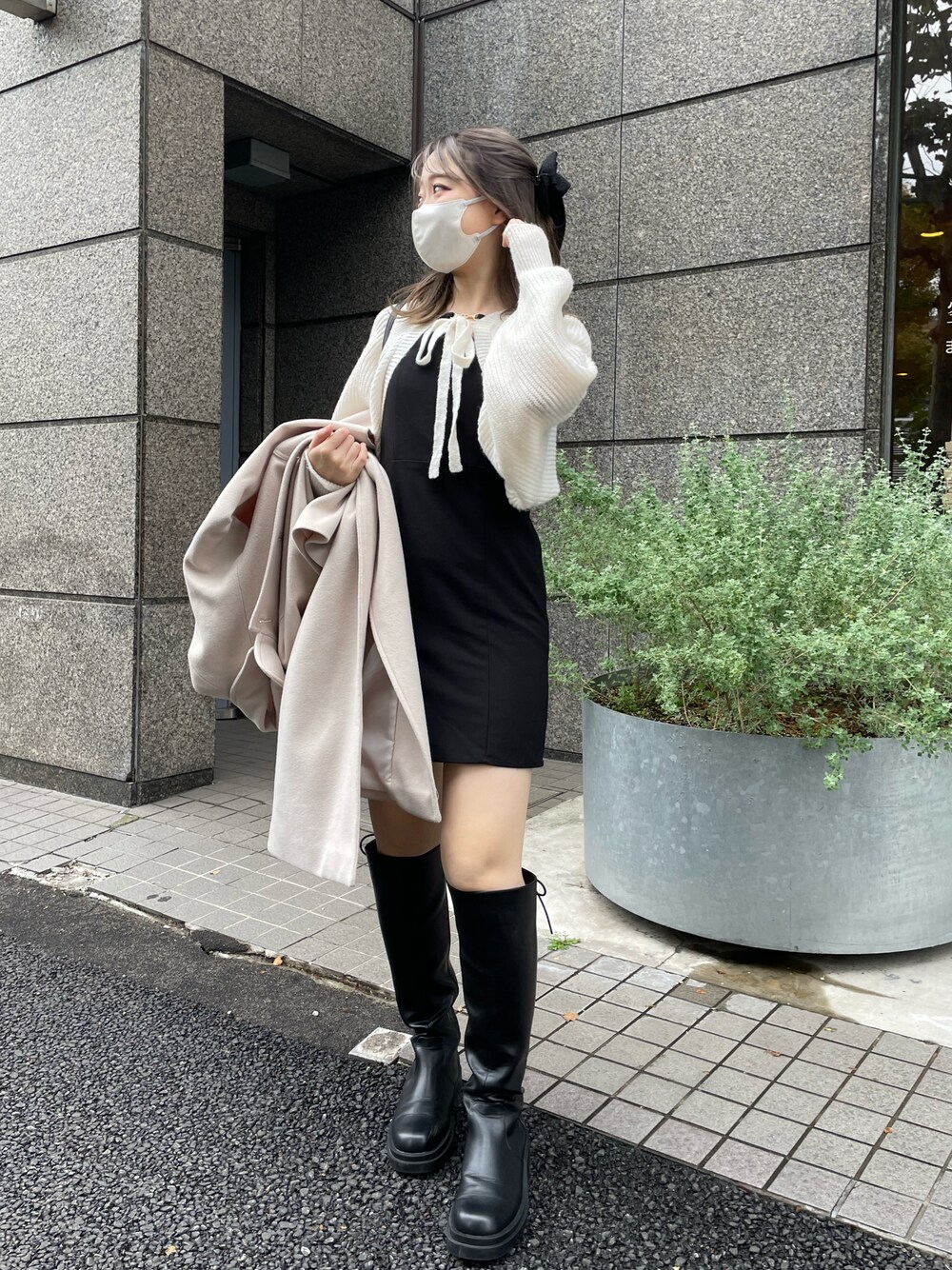 「大人かわいい、モノトーン、モノトーンコーデ、福袋、福袋コーデ、ワンピース、ワンピースコーデ、コート、アウター、ブーツコーデ、ロングブーツ、オリーブ デ オリーブ(OLIVE des OLIVE)、標準身長、156cm、骨格ウェーブ」｜「OLIVE des OLIVEのバックレースアップロングブーツ（ブーツ、ブラック系）」を使った、moekaさん（レディース・156cm）の冬コーディネートの1枚目の写真