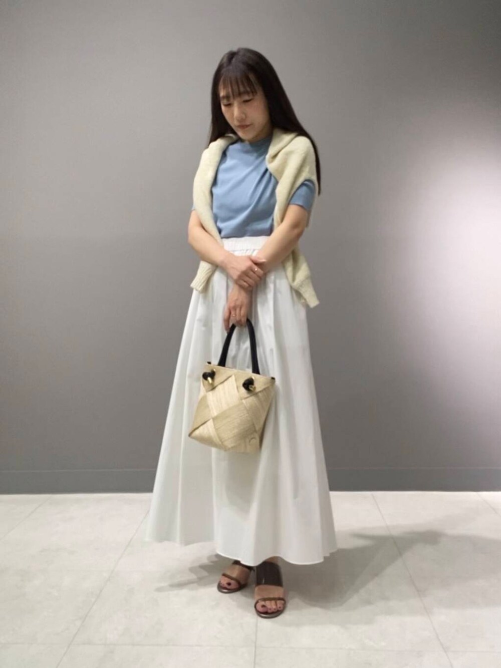 「ロングスカート、サンダル、かごバッグ、休日スタイル、ROSSO、ヴィオラドーロ、gicipi、春カラーコーデ、mollini、過ごしやすい、やや暑い」｜「URBAN RESEARCH ROSSO WOMENのラメミックスショートカーディガン（カーディガン/ボレロ、ホワイト系）」を使った、nさん（レディース・154cm）の春コーディネートの1枚目の写真