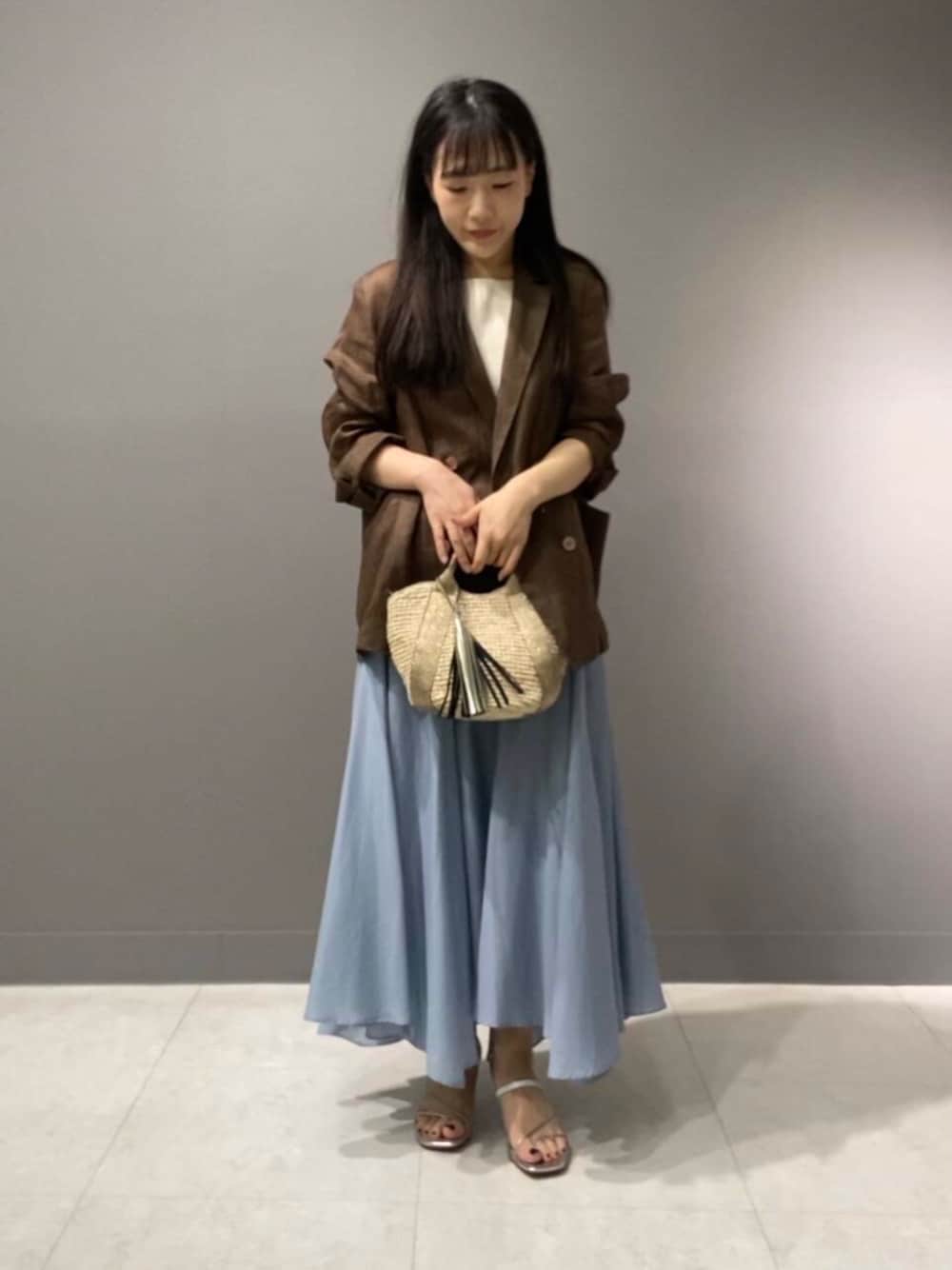 「ジャケット、リネン、かごバッグ、休日スタイル、ROSSO、ヴィオラドーロ、過ごしやすい、初夏アウター」｜「URBAN RESEARCH ROSSO WOMENのVIOLAd’ORO　ラフィア2WAYバッグ（かごバッグ、ベージュ系）」を使った、nさん（レディース・154cm）の春コーディネートの1枚目の写真
