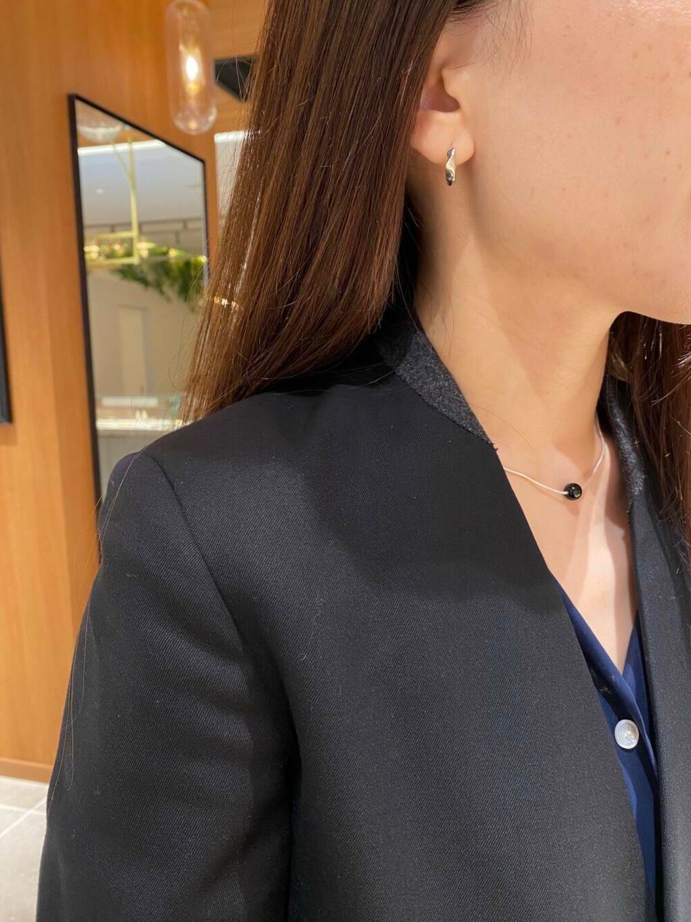 シルバー系のピアス（両耳用）、ブラック系のネックレスを着用したレディースの秋コーディネートの1枚目の写真