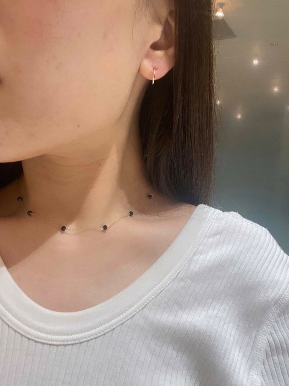 ゴールド系のピアス（両耳用）、ブラック系のネックレスを着用したレディースの秋コーディネートの1枚目の写真