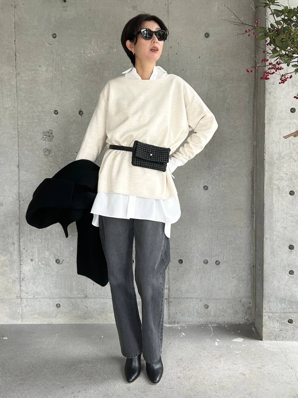 ブラック系のデニムパンツ、ホワイト系のシャツ/ブラウス、ブラック系のボディバッグ/ウエストポーチを着用したレディースの秋コーディネートの1枚目の写真