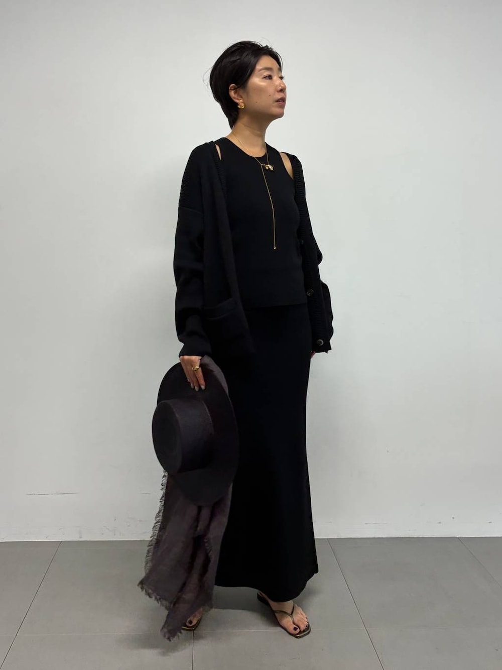 ブラック系のカーディガン/ボレロ、ブラック系のタンクトップ、ブラック系のスカートを着用したレディースの夏コーディネートの1枚目の写真