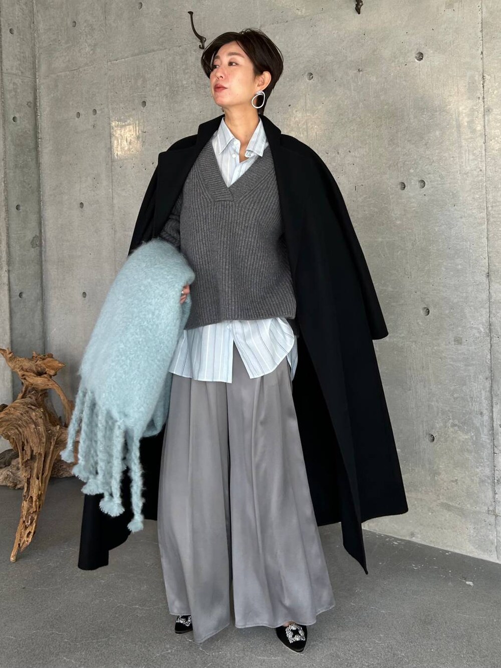 グレー系のその他パンツ、その他のシャツ/ブラウス、ブラック系のノーカラーコートを着用したレディースの秋コーディネートの1枚目の写真