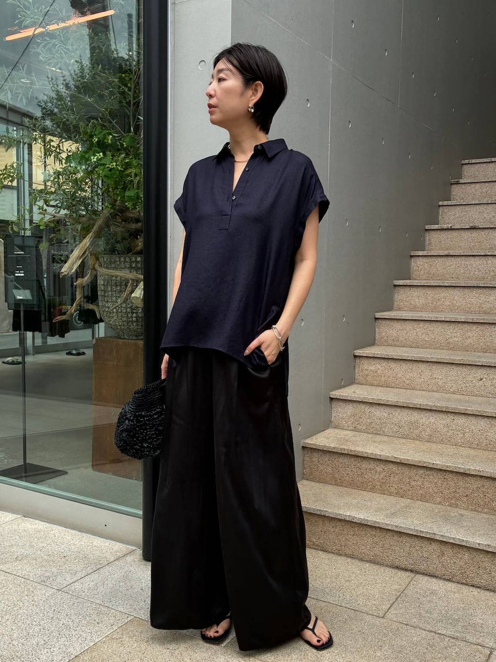 ブルー系のシャツ/ブラウス、ブラック系のその他パンツ、ブラック系のサンダルを着用したレディースの春コーディネートの1枚目の写真