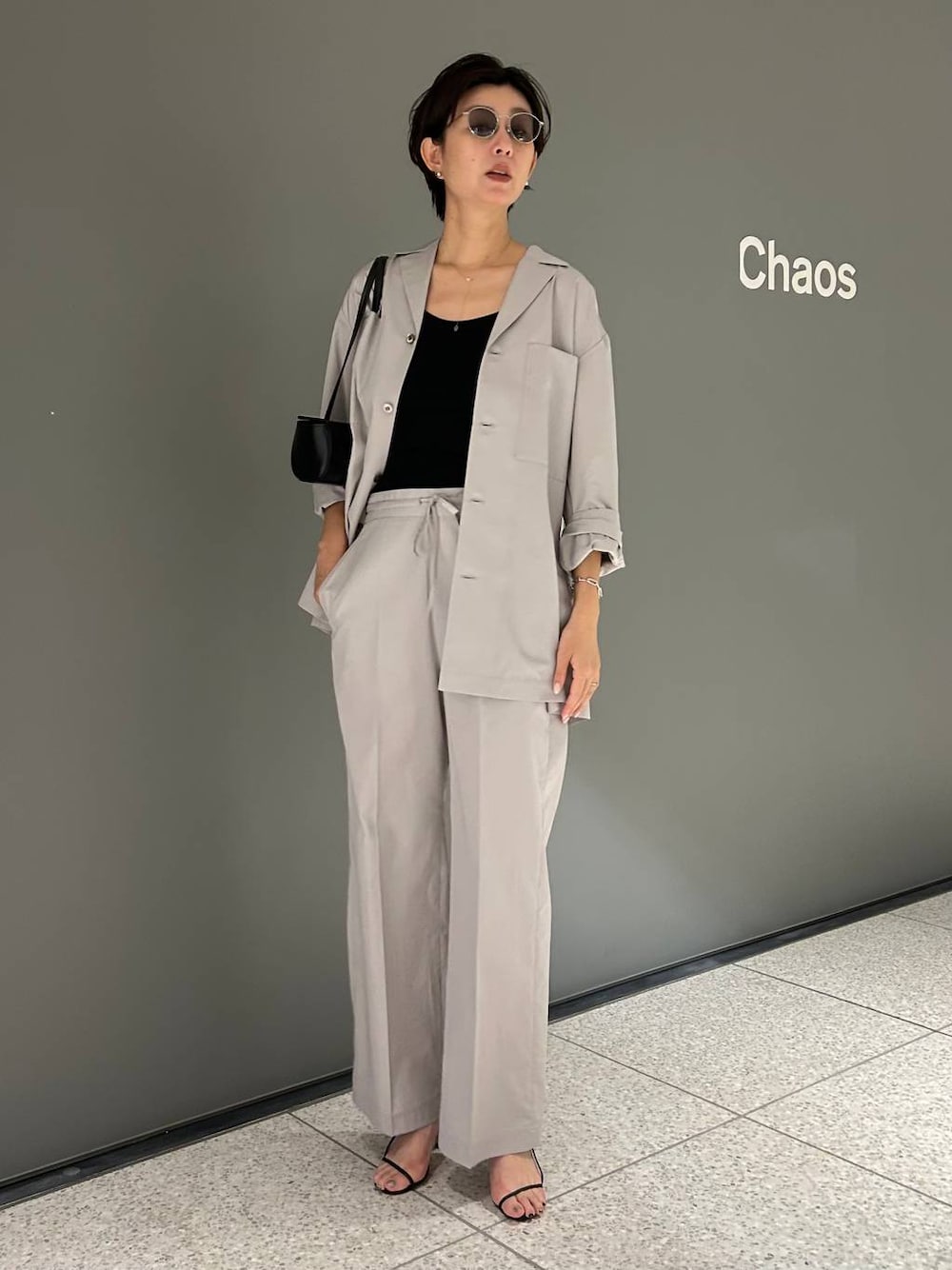 ブラック系のキャミソール、ブルー系のTシャツ/カットソー、ブラック系のタンクトップを着用したレディースの夏コーディネートの1枚目の写真