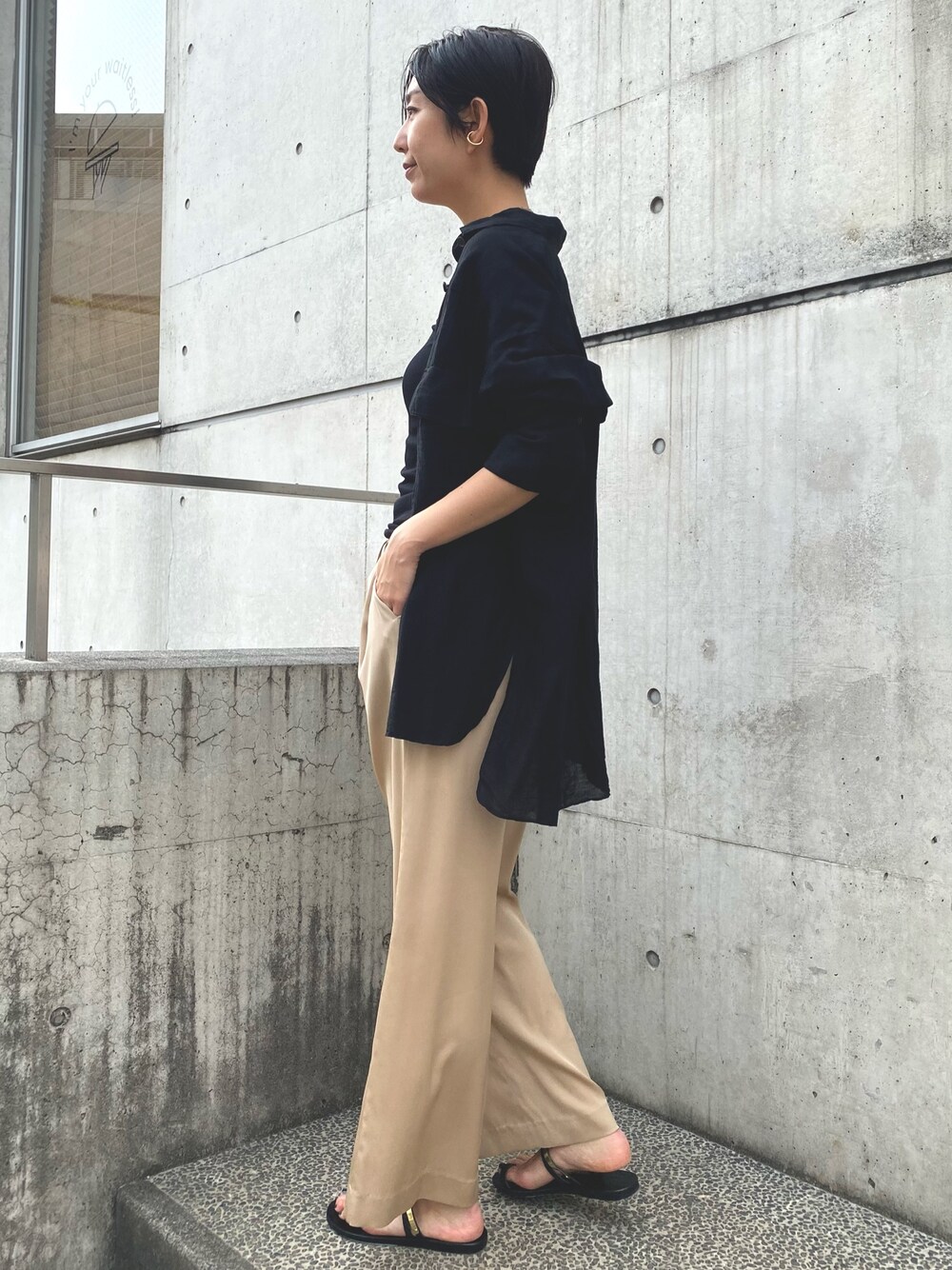 ベージュ系のその他パンツ、ブラック系のタンクトップ、ブラック系のシャツ/ブラウスを着用したレディースの春コーディネートの2枚目の写真