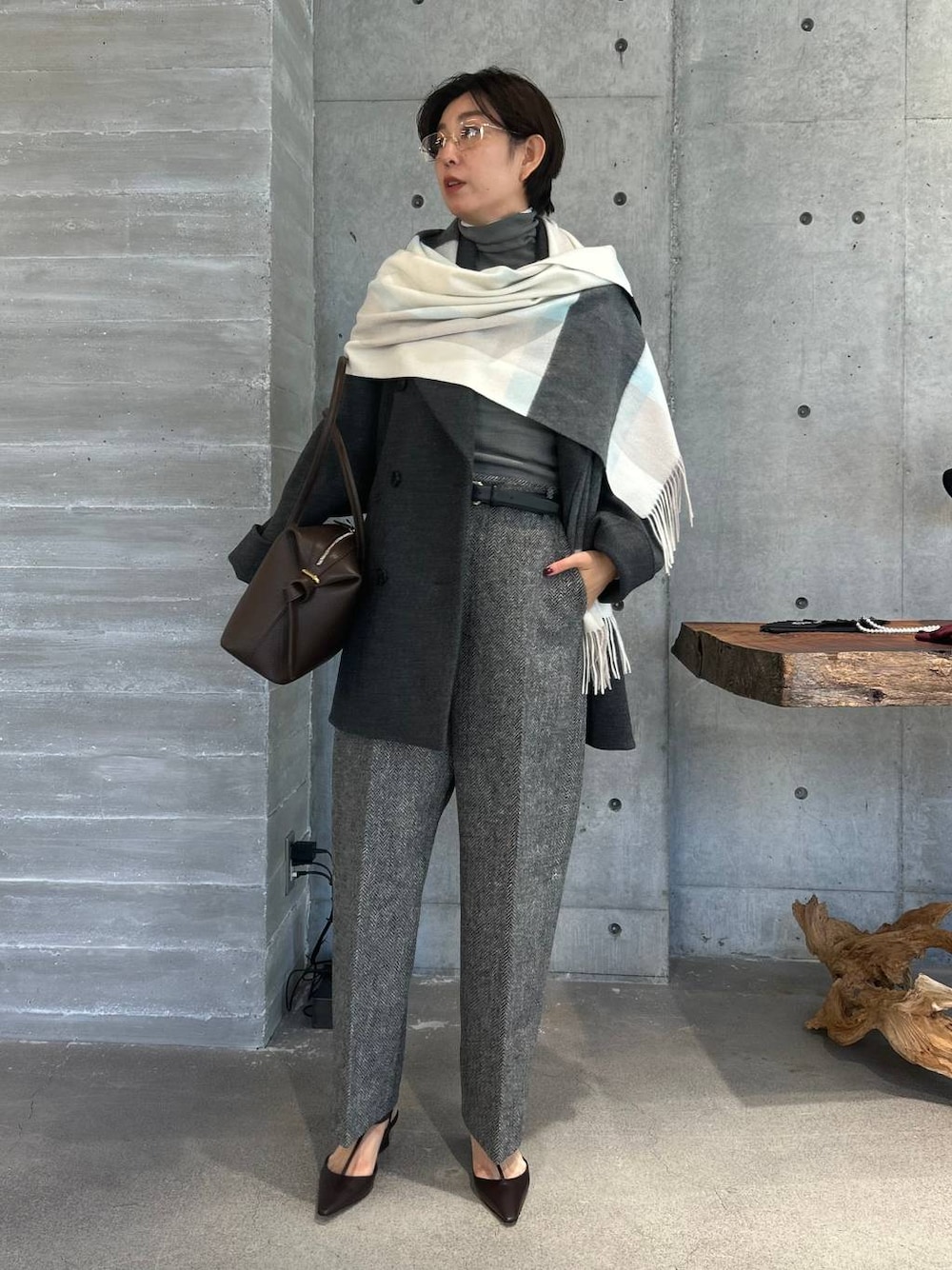 ホワイト系のその他トップス、グレー系のピーコート、グレー系のニット/セーターを着用したレディースの秋コーディネートの1枚目の写真