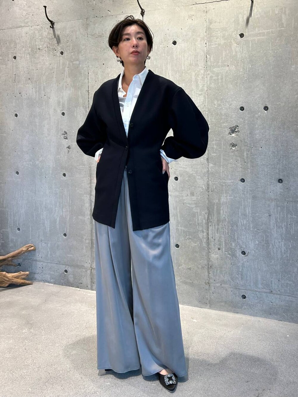 グレー系のその他パンツ、ホワイト系のシャツ/ブラウス、ブルー系のカーディガン/ボレロを着用したレディースの秋コーディネートの1枚目の写真