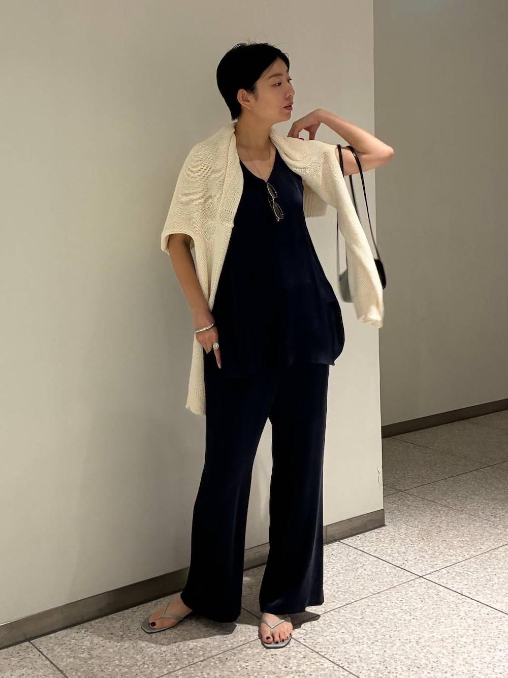 ブルー系のその他パンツ、ブルー系のシャツ/ブラウス、ホワイト系のニット/セーターを着用したレディースの夏コーディネートの1枚目の写真