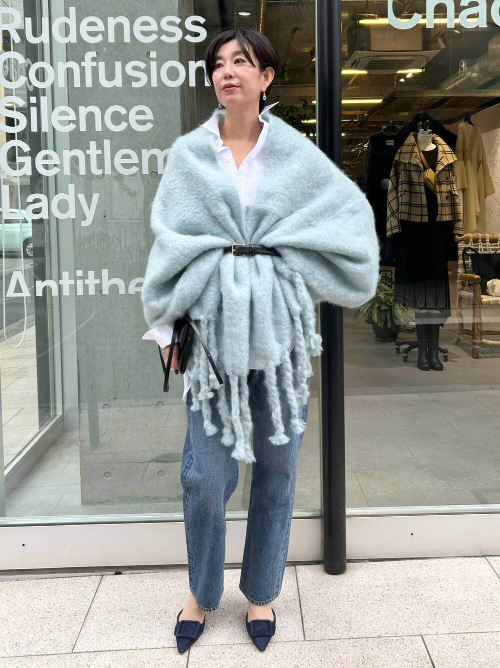 ブルー系のデニムパンツ、ホワイト系のシャツ/ブラウス、ブルー系のマフラーを着用したレディースの秋コーディネートの1枚目の写真