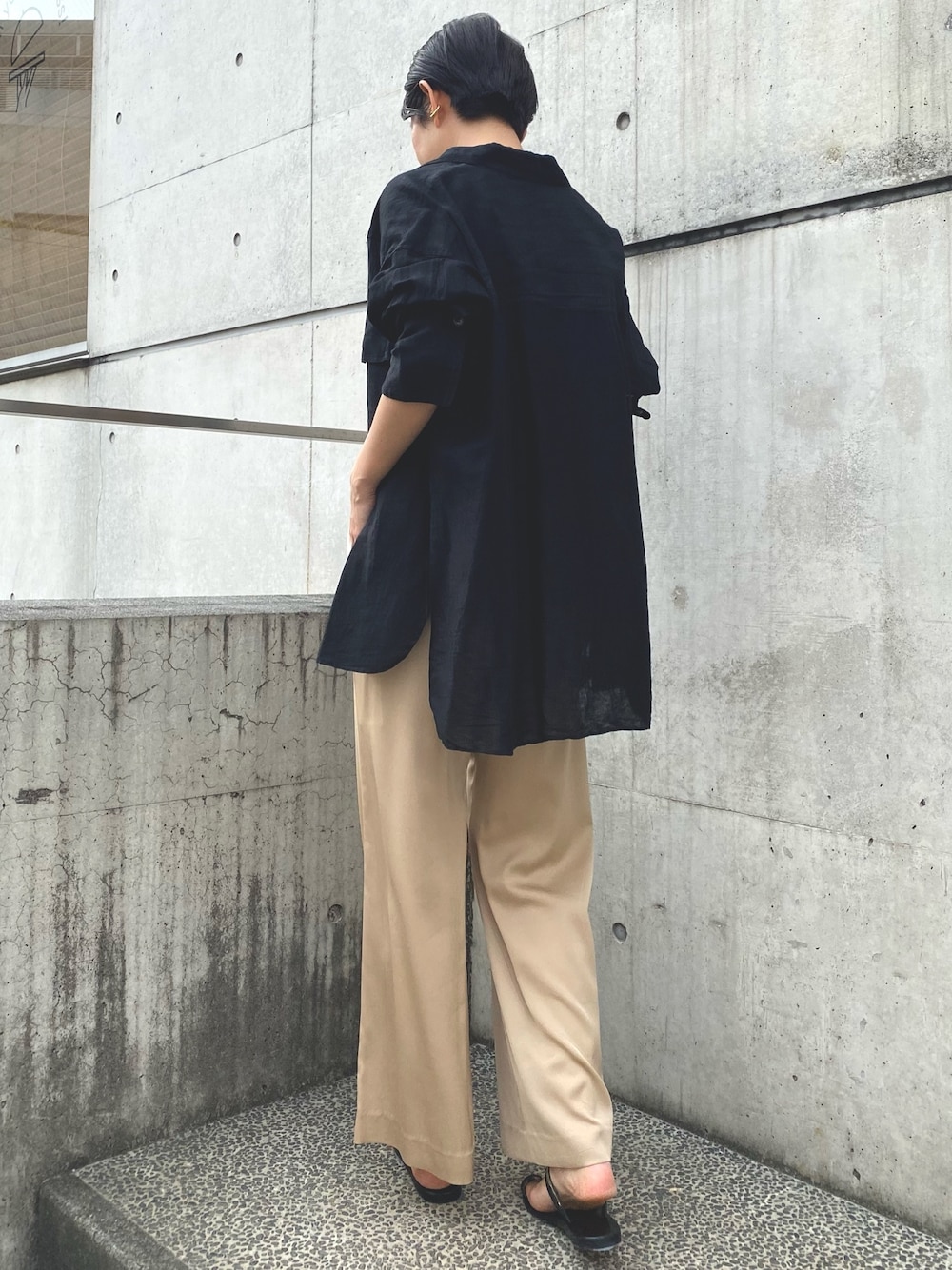 ベージュ系のその他パンツ、ブラック系のタンクトップ、ブラック系のシャツ/ブラウスを着用したレディースの春コーディネートの3枚目の写真