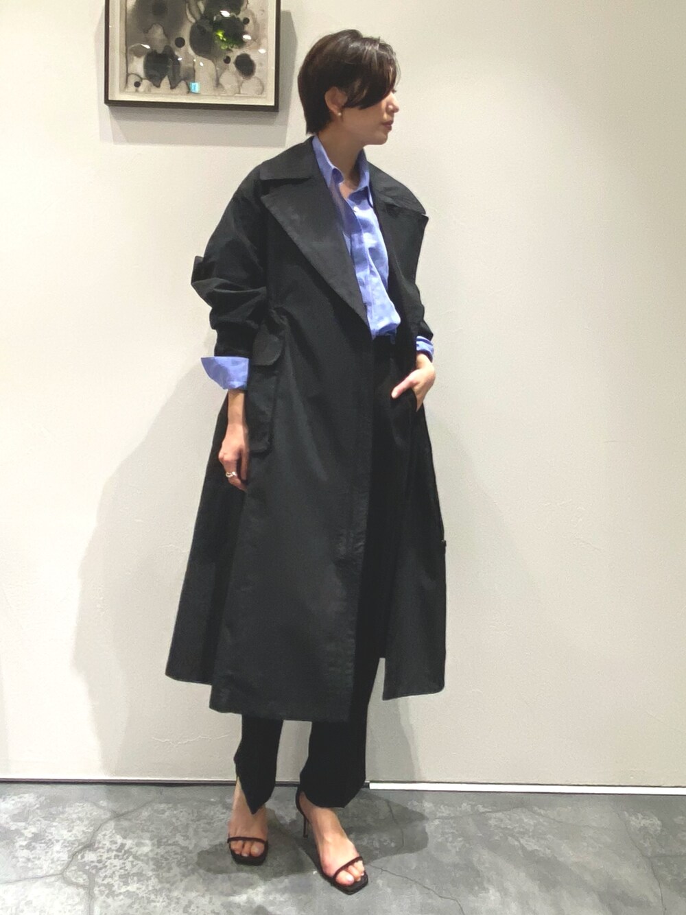 ブラック系のジャケット/アウター、ブラック系のパンツ、ブラック系のシューズを着用したレディースの冬コーディネートの1枚目の写真