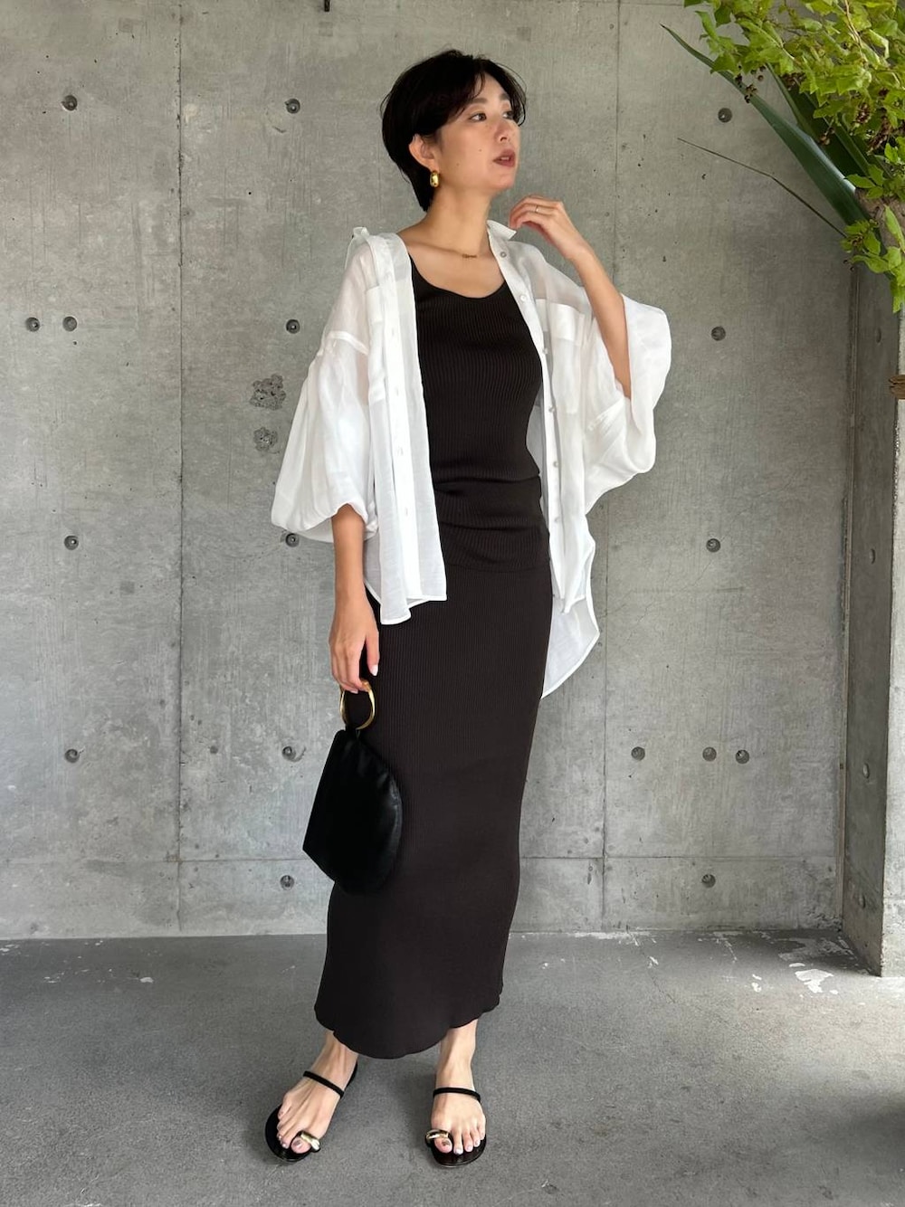 ブラウン系のタンクトップ、ブラウン系のスカート、ベージュ系のシャツ/ブラウスを着用したレディースの夏コーディネートの1枚目の写真