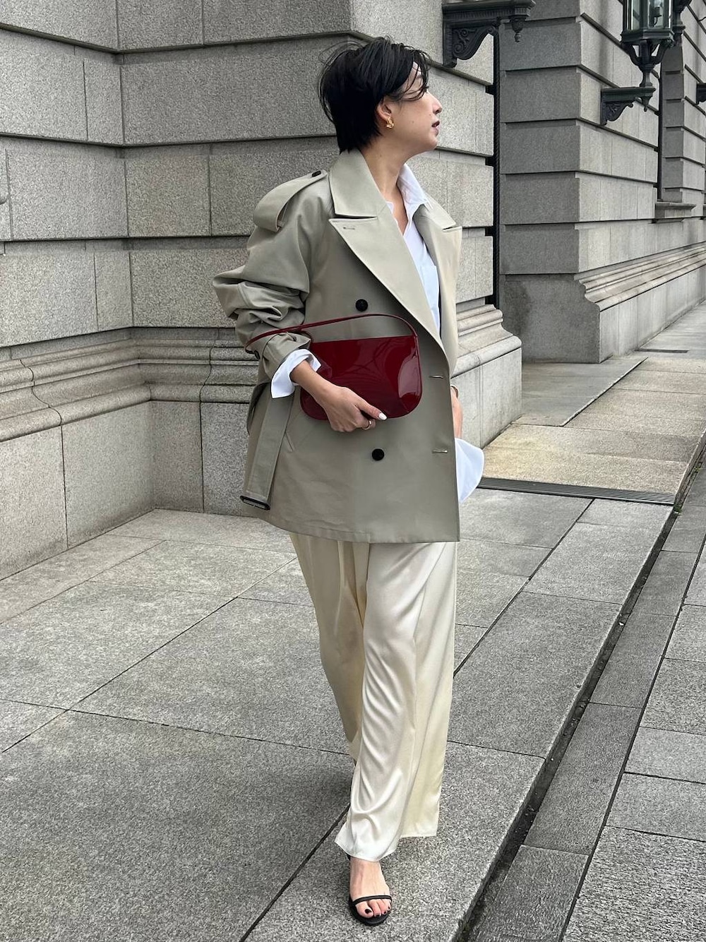 ホワイト系のシャツ/ブラウス、ベージュ系のトレンチコート、ベージュ系のその他パンツを着用したレディースの春コーディネートの1枚目の写真