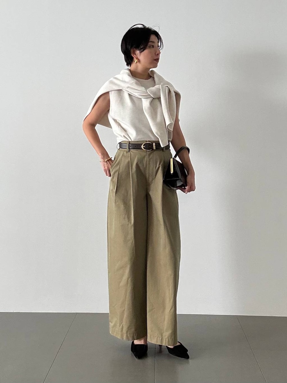 グリーン系のその他パンツ、ホワイト系のニット/セーター、ホワイト系のカーディガン/ボレロを着用したレディースの夏コーディネートの1枚目の写真