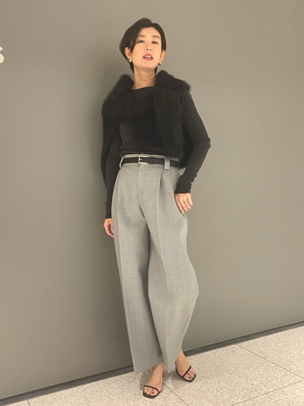 グレー系のTシャツ/カットソー、グレー系のカーディガン/ボレロ、グレー系のパンツを着用したレディースの夏コーディネートの1枚目の写真