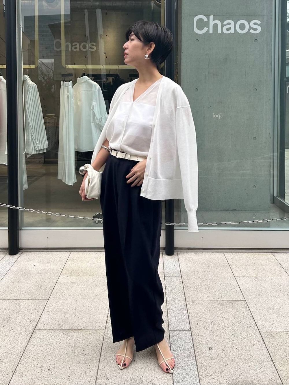 ホワイト系のチューブトップ、ホワイト系のカーディガン/ボレロ、ホワイト系のカーディガン/ボレロを着用したレディースの春コーディネートの1枚目の写真