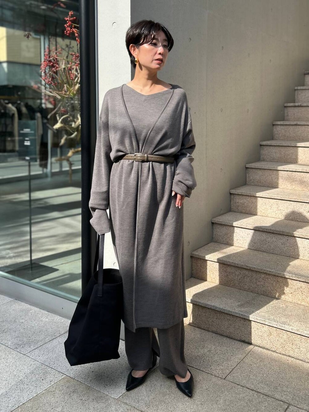 ブラウン系のニット/セーター、ブラウン系のその他パンツ、ブラウン系のカーディガン/ボレロを着用したレディースの秋コーディネートの1枚目の写真