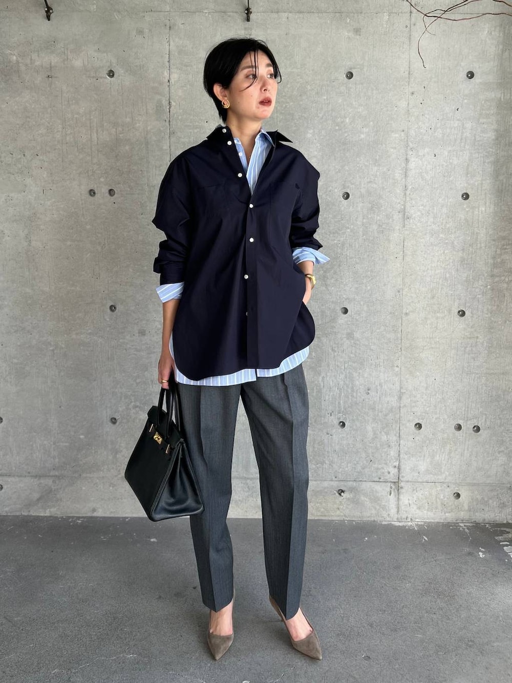 その他のシャツ/ブラウス、ブルー系のシャツ/ブラウス、グレー系のスラックスを着用したレディースの冬コーディネートの1枚目の写真