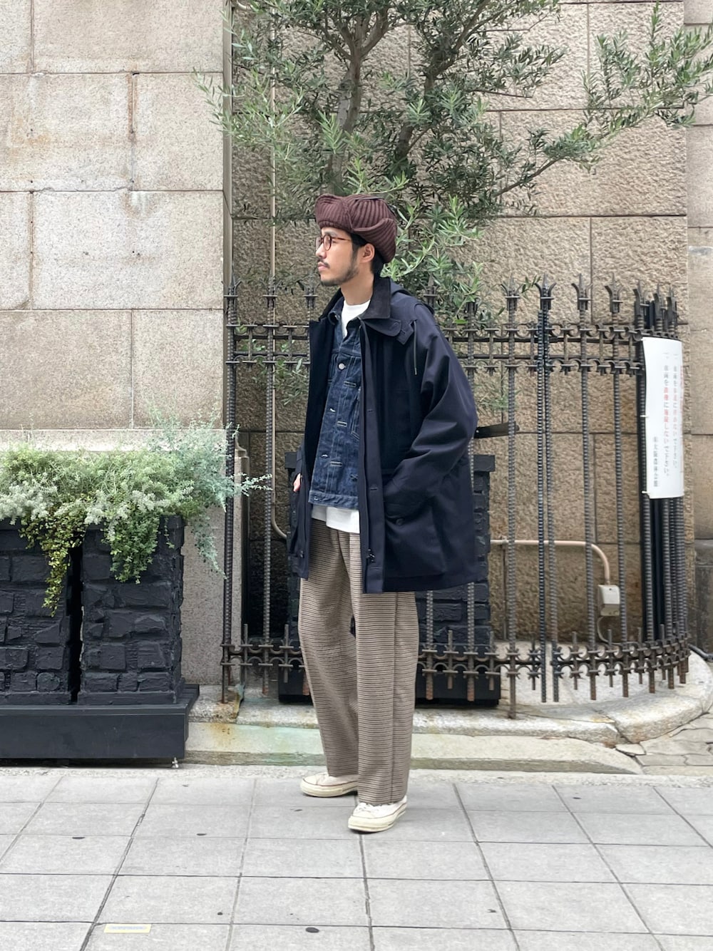 「秋コーデ、デニムジャケット、チェックパンツ、マウンテンコート、カジュアル、カジュアルコーデ、大人カジュアル、south2west8、KAPTAIN SUNSHINE、orslow、converse」｜「Kaptain Sunshineのアイテム（パンツ、ベージュ系）」を使った、OTSUKIさん（メンズ・178cm）の秋コーディネートの1枚目の写真