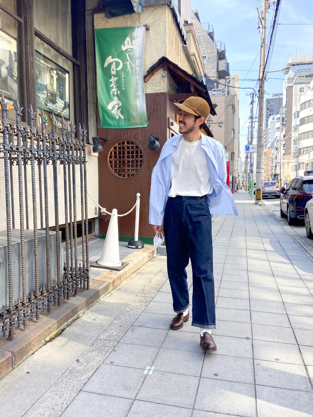 「キャップ、ストライプシャツ、シャツスタイル、デニムパンツ、ローファー、シンプルスタイル、きれいめカジュアル、KAPTAIN SUNSHINE、KIJIMA TAKAYUKI、forme」｜「Kaptain Sunshineのアイテム（デニムパンツ、ブルー系）」を使った、OTSUKIさん（メンズ・178cm）の春コーディネートの1枚目の写真
